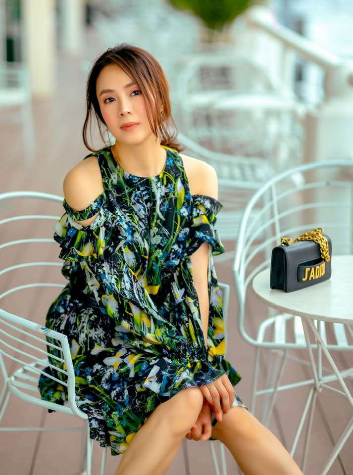 Chiếc túi dây xích J’Adior từng “làm mưa làm gió” làng mốt cũng thường theo chân bà mẹ hai con xuống phố. Dù có giá khoảng 57 triệu đồng, item này lại ghi điểm nhờ khả năng mix amp; match linh hoạt.