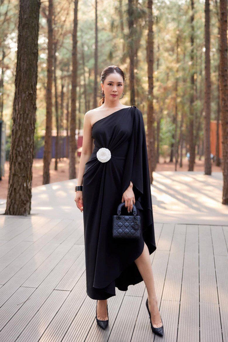 Chiếc túi đắt giá này thường được Hồng Diễm kết hợp cùng các thiết kế váy tối giản, giúp tôn trọn vẻ sang trọng và nữ tính.