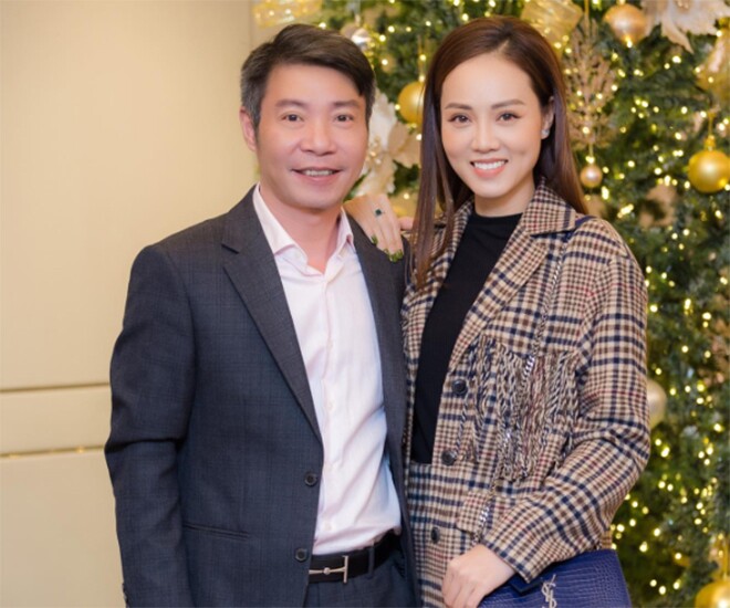Bà xã Công Lý vừa trẻ trung, xinh đẹp lại có gu ăn mặc sành điệu.