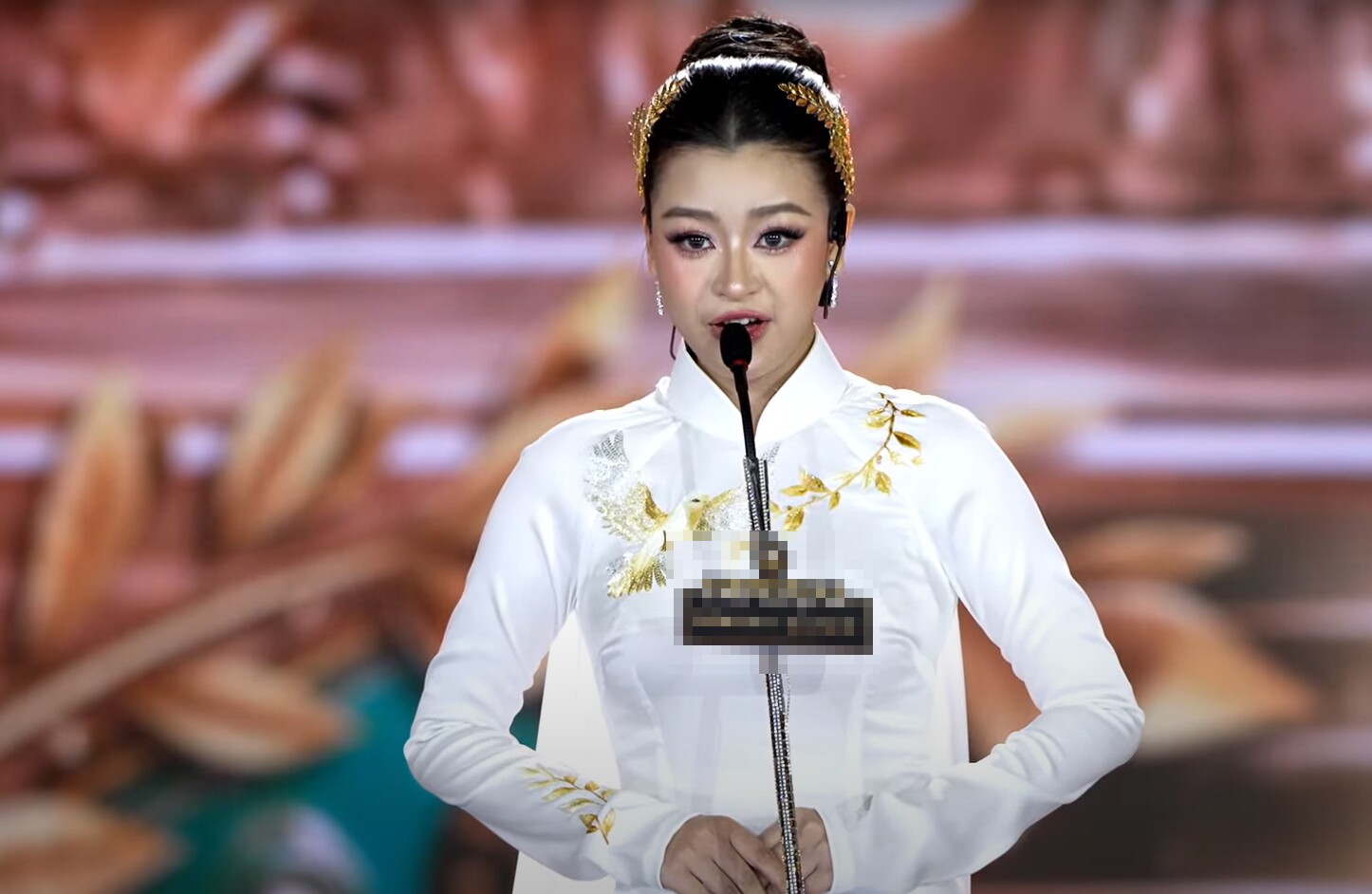 La Ngọc Phương Anh hùng biền bằng song ngữ nói về nuôi dưỡng bản sắc dân tộc qua ẩm thực, âm nhạc, trang phục