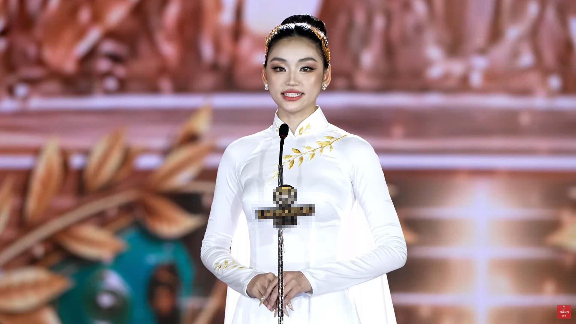 Nguyễn Thị Yến Nhi thuyết trình song ngữ nói về sự chiến thắng của ý chí Việt Nam.