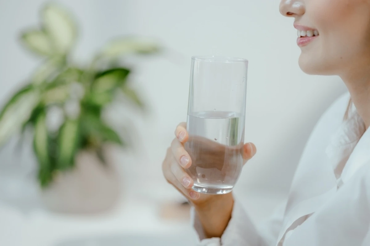 Uống nước cũng cần có lượng vừa đủ, tránh uống nhiều quá mức có thể gây ảnh hưởng sức khỏe.
