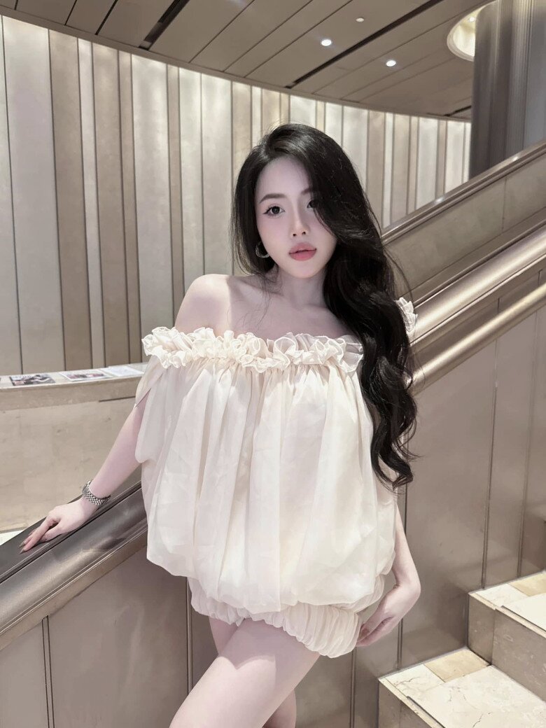 Chu Hồng Nghi là cô bạn gái nóng bỏng, gợi cảm của cầu thủ Quốc Việt.