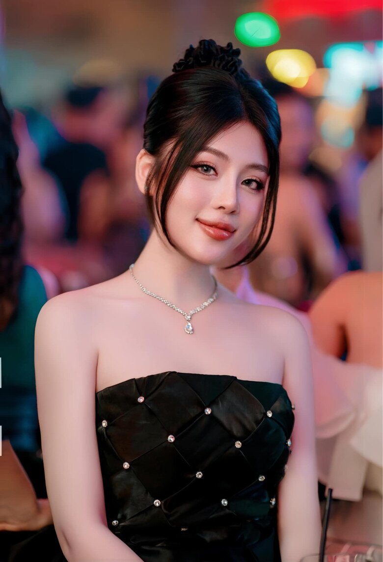 Gương mặt xinh đẹp như hoa của Hồng Nghi.