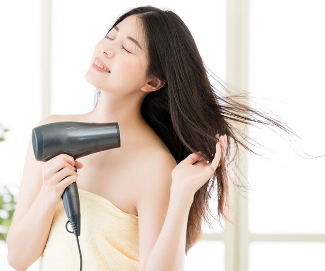 Sấy lạnh giúp đóng biểu bì tóc, giúp tóc trông suôn mượt hơn.