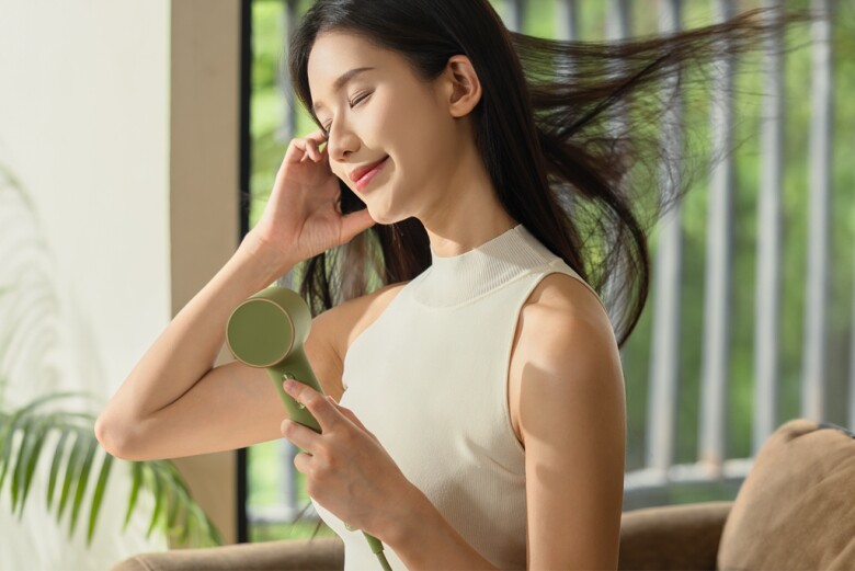 Sấy tóc cũng cần thực hiện đúng, giữ khoảng cách vừa phải để có mái tóc suôn mượt.