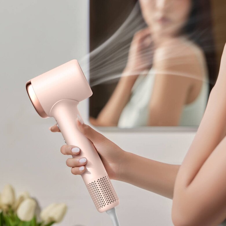 Đây cũng là bước cố định kiểu tóc, giúp giữ nếp.