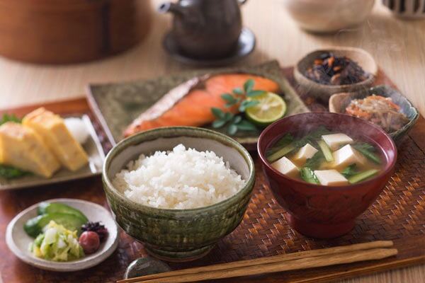 Phụ nữ Nhật Bản cho rằng thói quen ăn uống cũng rất có ích cho làn da của họ.