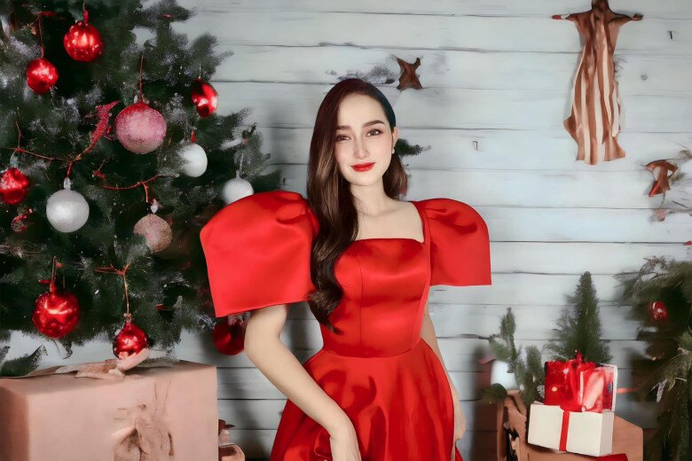 Đôi lúc, cô nàng cũng kín đáo hơn nhưng vẫn thể hiện được vẻ đẹp của bản thân.