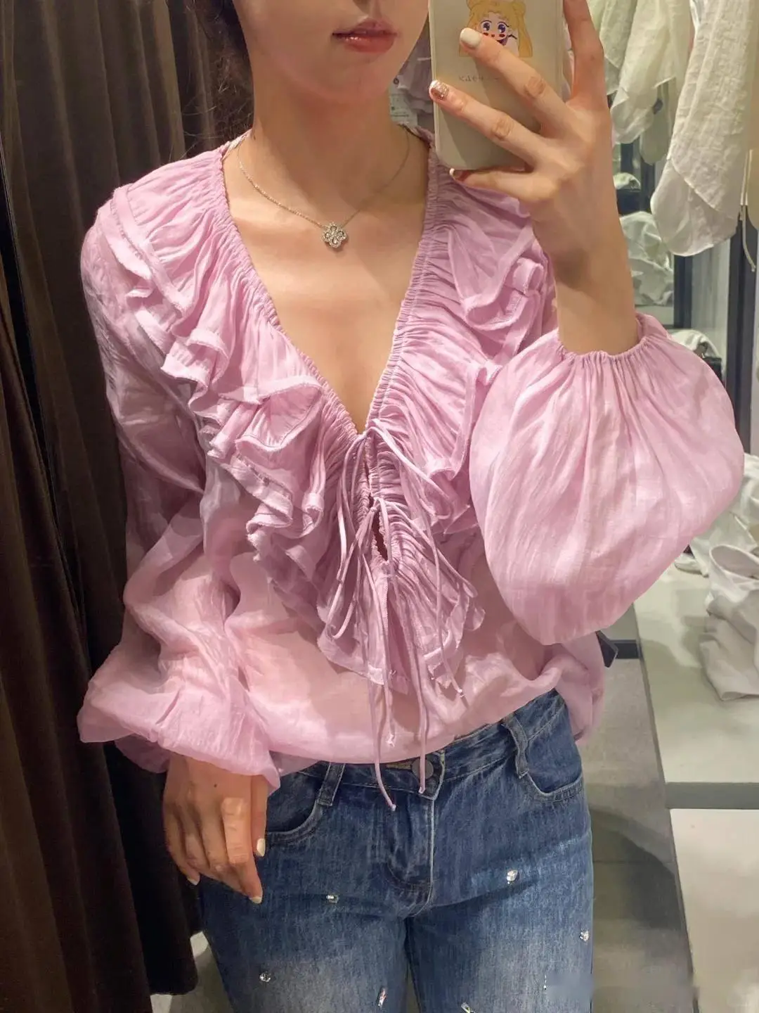 Cổ trễ sâu có thể khiến chị em vô tình rơi vào những hoàn cảnh xấu hổ.