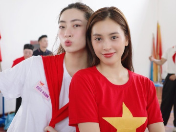 Hai nàng hậu Việt chỉ mặc áo phông, quần jeans đi sơ duyệt A80 vẫn đẹp tỏa sáng, hút mọi ánh nhìn