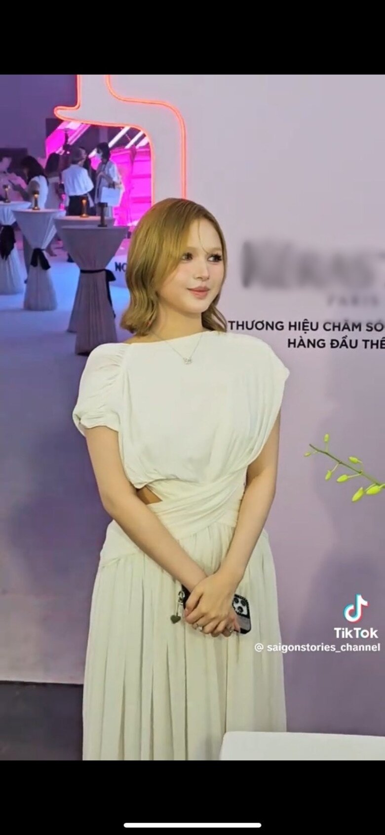 Xuất hiện tại một sự kiện của một thương hiệu chăm sóc tóc nổi tiếng ở TP.HCM, người đẹp diện váy dài trắng, chi tiết khoét lưng lớn táo bạo, tuy nhiên, nhiều netizen bật chế độ soi.