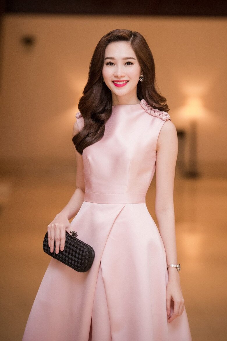 Suốt nhiều năm qua, Đặng Thu Thảo gắn bó với phong cách thanh lịch đặc trưng. Trong những buổi tiệc, nàng hậu thường chọn các set đồ nữ tính và khéo léo hoàn thiện diện mạo bằng những chiếc clutch nhỏ gọn, tinh tế.”