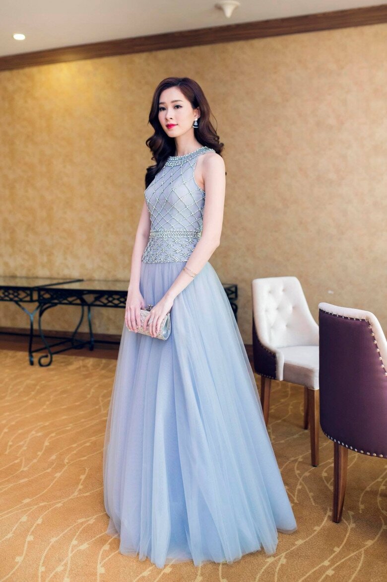 Chiếc túi mà Hoa hậu Việt Nam 2012 cầm trên tay có giá gần 120 triệu đồng. Đáng chú ý, Đặng Thu Thảo còn sắm nhiều phiên bản cùng kiểu dáng với các gam màu khác nhau như xanh nhạt, đen và nâu.