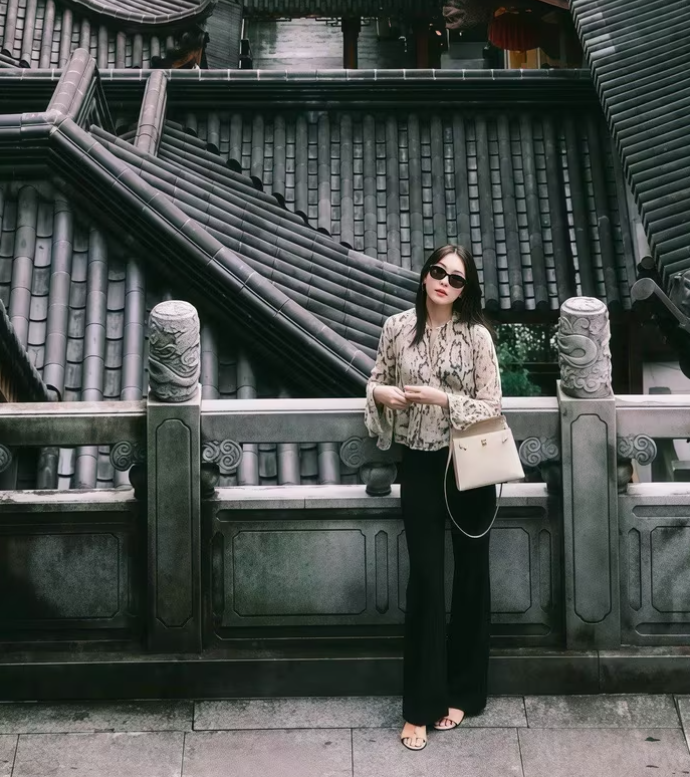 Hoa hậu Việt Nam 2012 chọn trang phục kín đáo, thanh lịch, nhưng tâm điểm lại nằm ở chiếc Hermès Kelly trên tay, có giá dao động 600–700 triệu đồng.