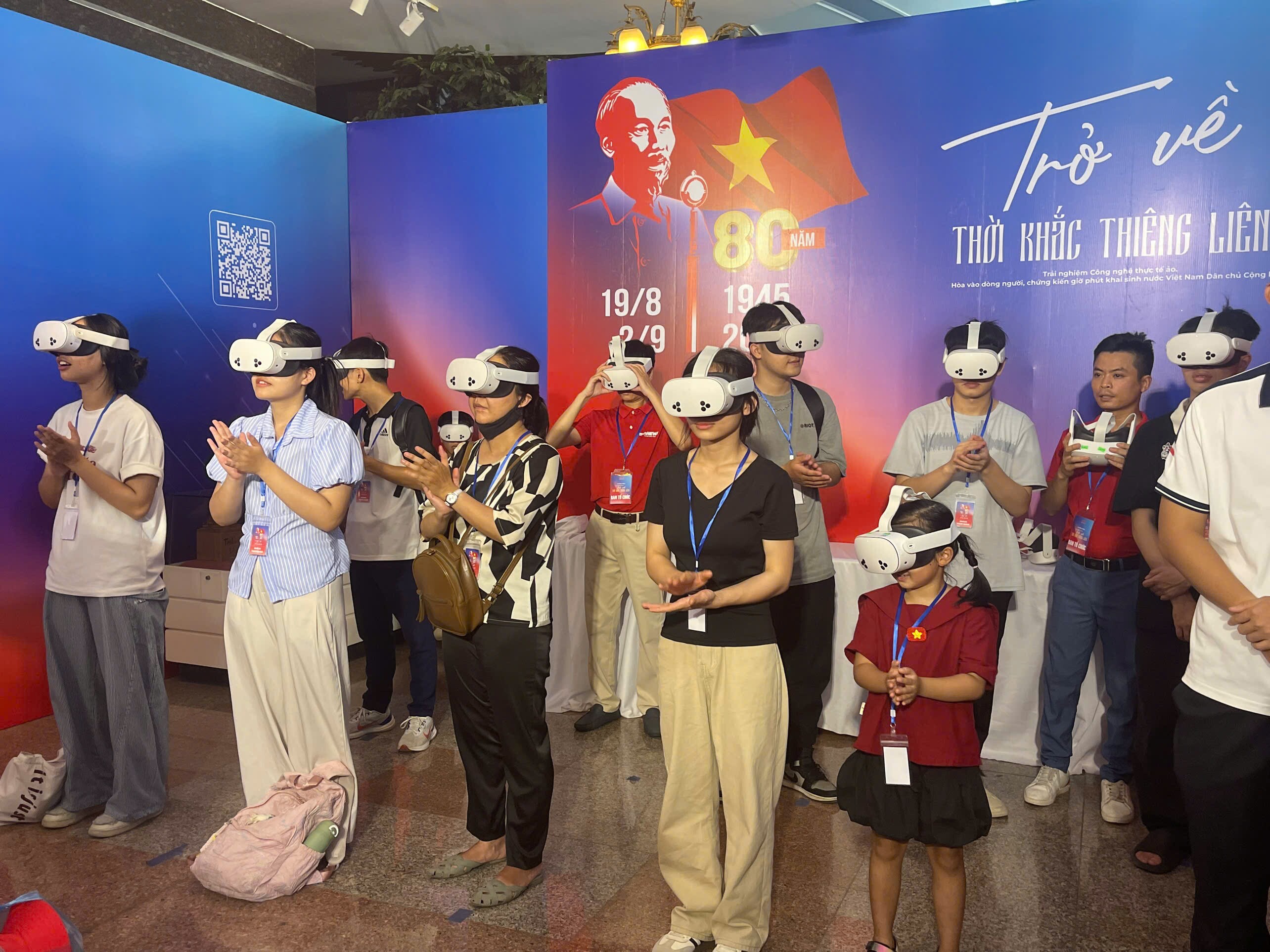 Người người xếp hàng cả ngày để được amp;#34;ngược thời gianamp;#34; trở về thời khắc thiêng liêng của đất nước - 3