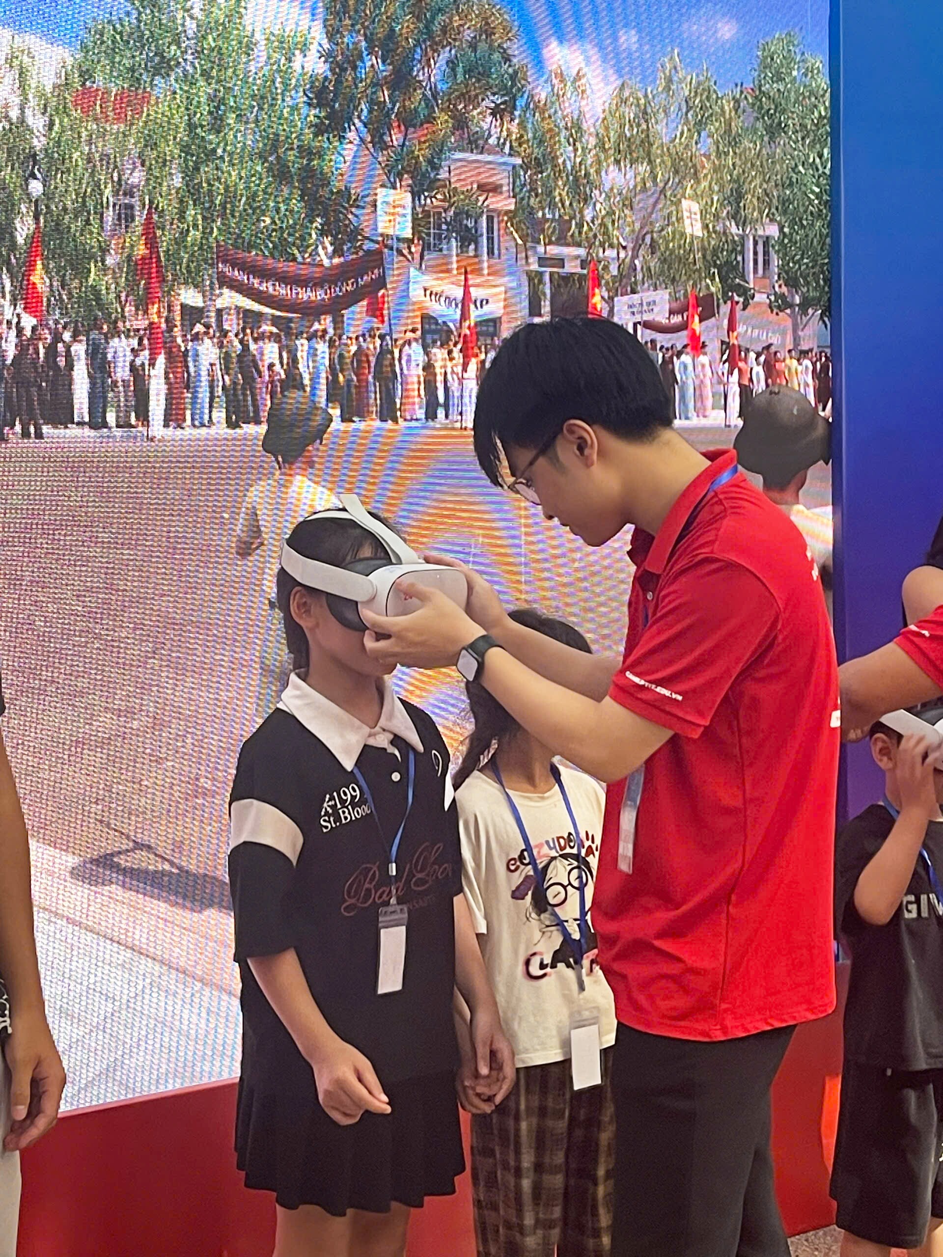 Người người xếp hàng cả ngày để được amp;#34;ngược thời gianamp;#34; trở về thời khắc thiêng liêng của đất nước - 2