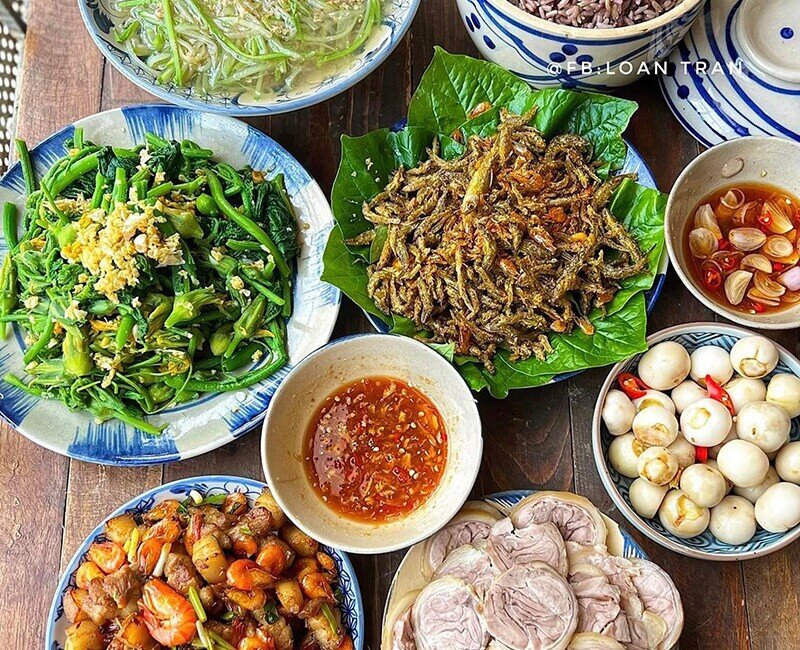 Mâm cơm này gồm các món: Tôm rang thịt, thịt chân giò luộc, bông bí xào tỏi, cá bống chiên, canh bầu, cà muối.(Ảnh: Loan Trần)