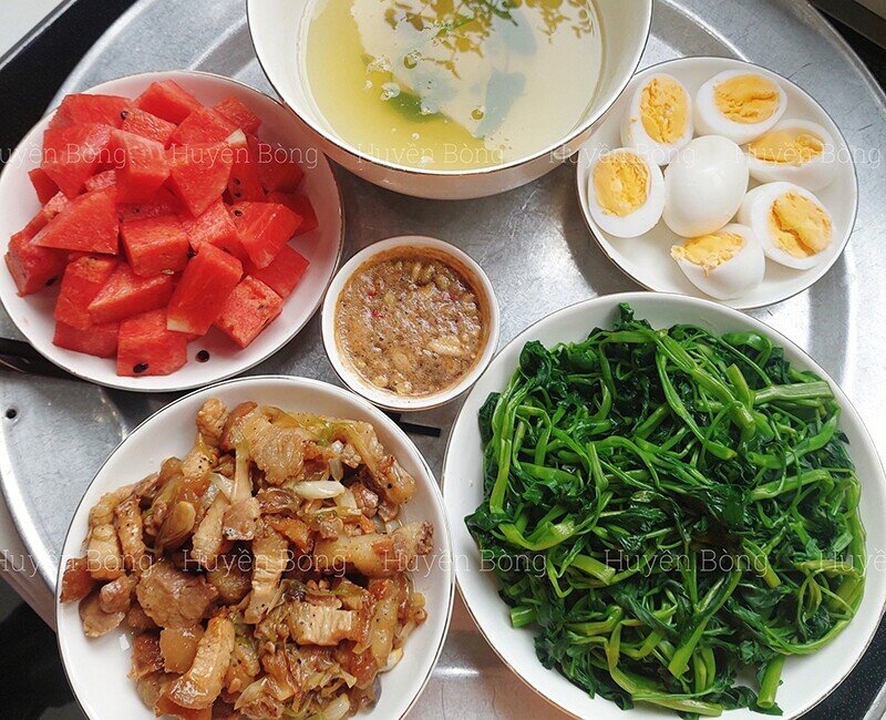 Mâm cơm này gồm các món: Thịt rang, rau luộc, trứng luộc.  (Ảnh: Huyền Trang