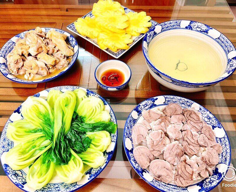 Mâm cơm này gồm các món: Gà nấu xáo, bắp giò luộc, rau cải chíp luộc. (Ảnh: Thu Hằng)