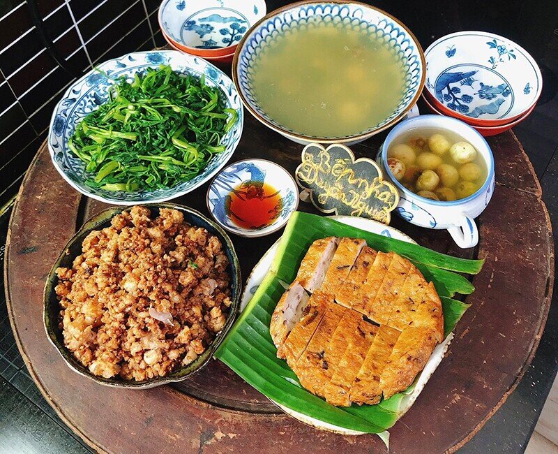 Mùa thu, một mâm cơm giản dị nhưng đủ đầy luôn khiến bữa ăn thêm ấm cúng. Có chả nấm thơm mềm, thịt chưng mắm tép đậm đà, rau muống luộc xanh mướt ăn kèm cà muối chua giòn, cùng bát canh rau muống dầm sấu chua thanh trọn vị.
(Ảnh: Thùy Duyên Nguyễn)