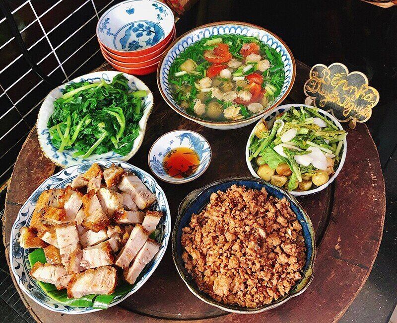 Mâm cơm này gồm các món: - Thịt quay - Mắm tép chưng thịt - Canh ngao nấu chua - Rau cải luộc - Dưa cà muối (Ảnh: Thùy Duyên)