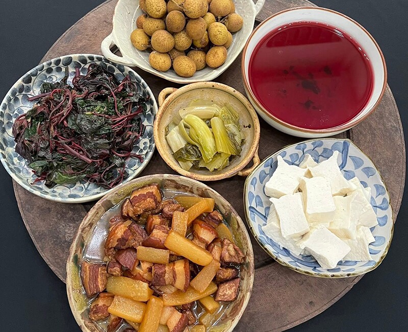 Mâm cơm này gồm các món: - Thịt kho củ cải
- Đậu luộc
- Rau dền (Ảnh: Thu Huyền)