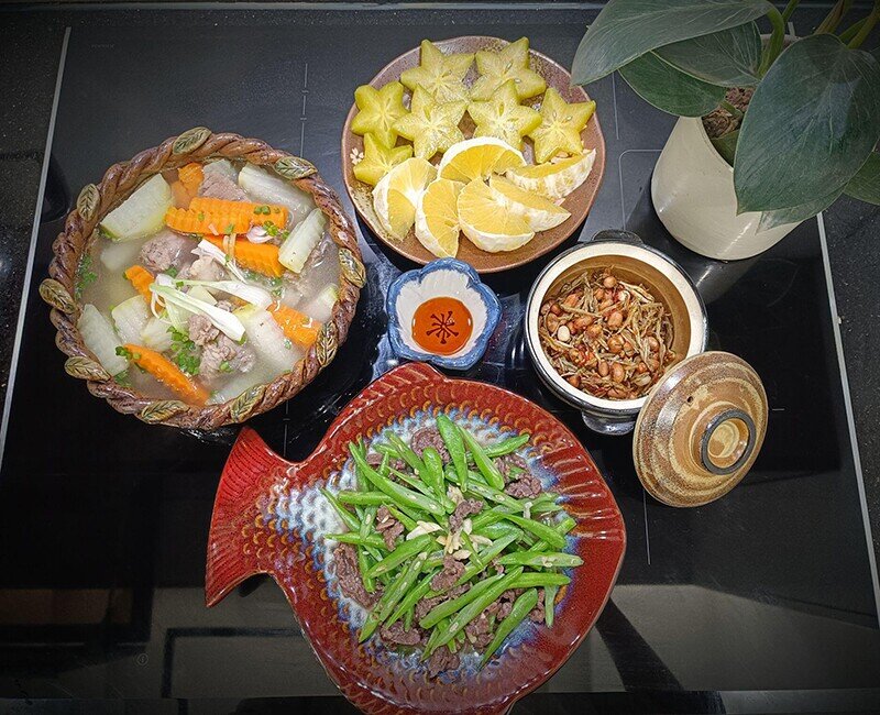 Mâm cơm này gồm các món: Đỗ xào thịt bò, canh xương hầm su hào cà rốt, cá cơm rim lạc (Ảnh: Thắm Trương)
