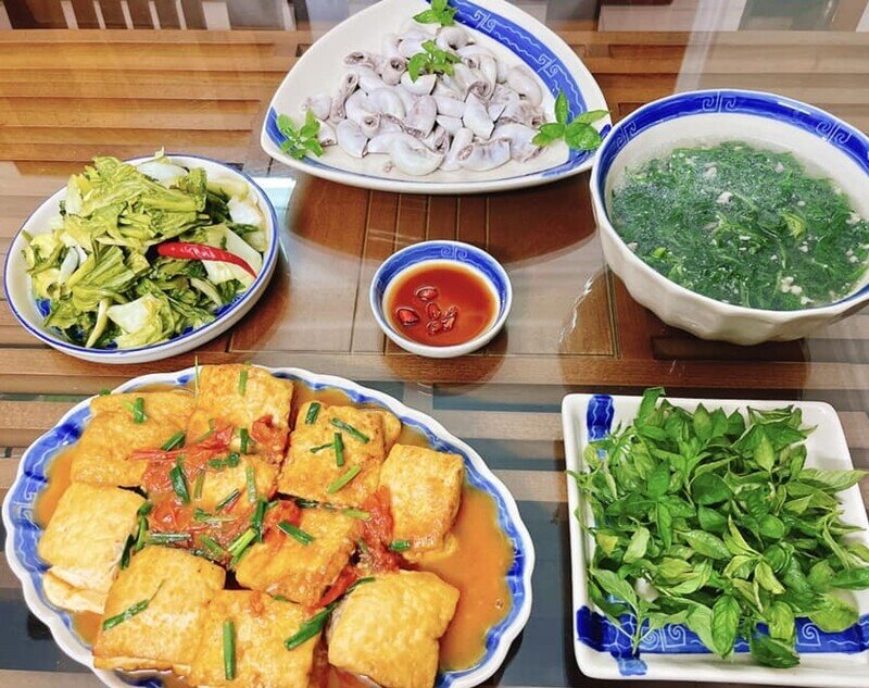 Mâm cơm này gồm: Đậu phụ sốt cà chua, canh cải cúc, tràng lợn luộc, dưa cải muối chua (Ảnh: Thu Hằng)