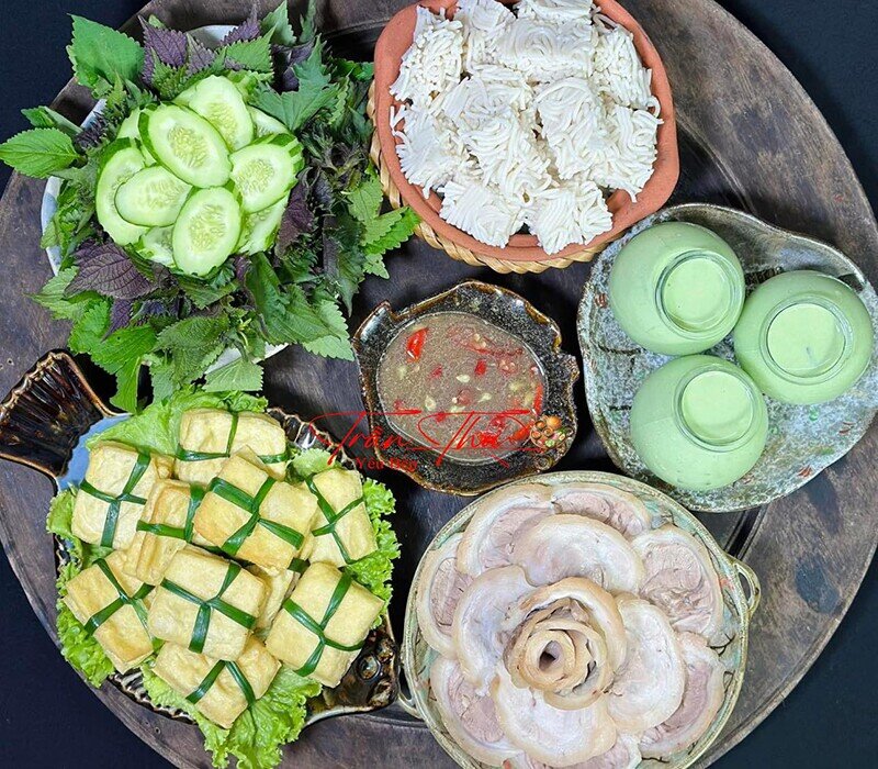 Mâm cơm này gồm các món: - Chân giò luộc - Đậu Kênh rán - Rau thơm - Bún ngô nếp cổ - Sữa chua matcha (Ảnh: Anh Thư)