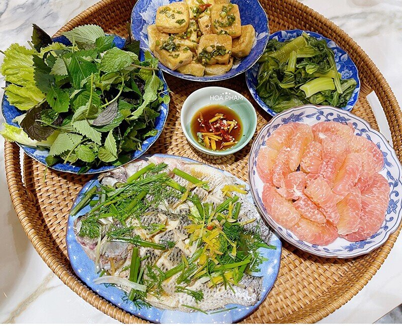 Một bữa cơm giản dị nhưng đầy sức hút với cá rô phi hấp gừng thơm nức, đậu thun hành béo ngậy vừa miệng, cùng đĩa rau cải luộc xanh mát. Sự kết hợp hài hòa này mang lại cảm giác thanh đạm, dễ ăn cho cả gia đình.
(Ảnh: Hòa Bùi)