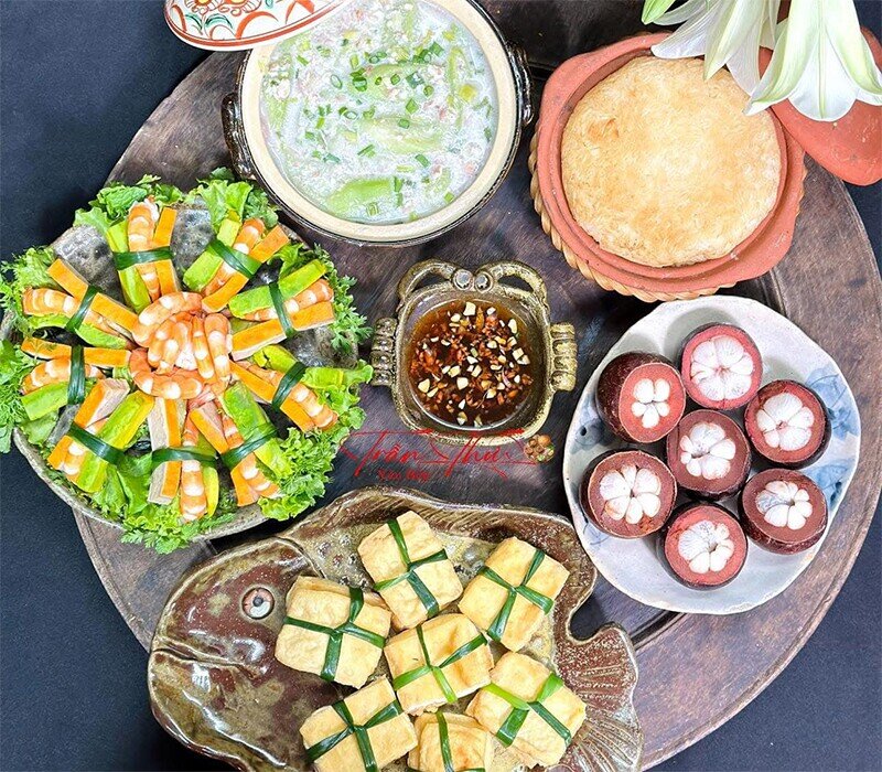 Mâm cơm này gồm các món: - Tôm cuộn bơ chả - Đậu Kênh rán - Canh mướp lạc - Cơm thố - Măng cụt tráng miệng (Ảnh: Anh Thư)