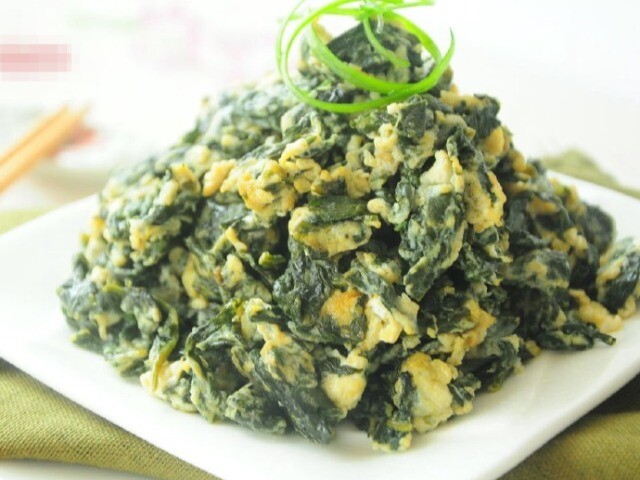 Loại rau giàu cả sắt lẫn canxi, tưởng chỉ xào tỏi mới ngon ai ngờ nấu chung với trứng lại hấp dẫn bổ dưỡng thế này!