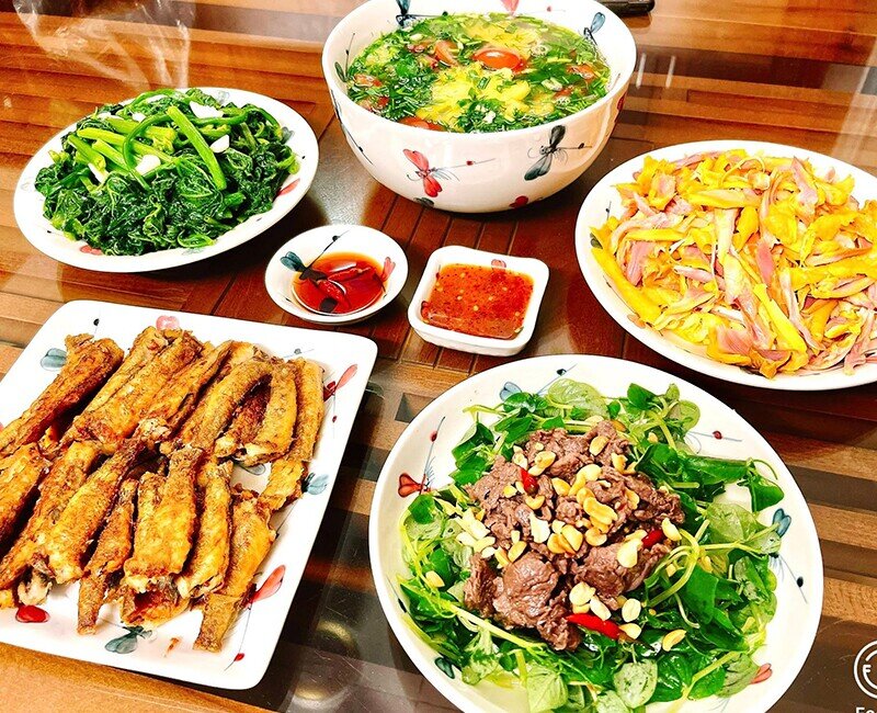 Mâm cơm này gồm các món: Cá bống chiên, gà ủ muối xé phay, nộm rau càng cua thịt bò, rau bí xào tỏi, canh cá nấu dứa. (Ảnh: Thu Hằng)