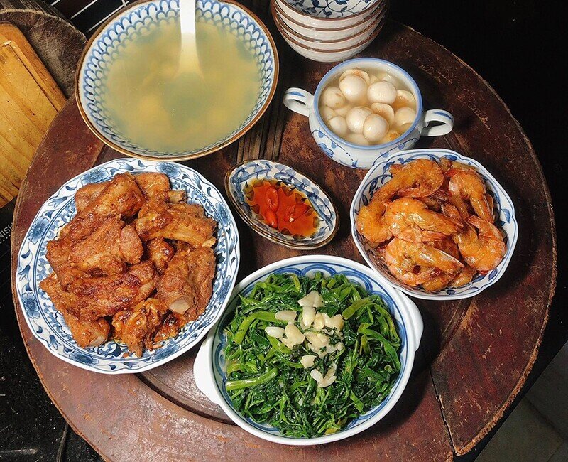 Một bữa cơm đậm đà, đủ vị cho ngày thu với sườn xào chua ngọt hấp dẫn, tôm rang vàng ruộm, rau muống xào tỏi thơm nồng, thêm chút cà muối giòn chua và bát canh rau muống luộc đơn giản mà trọn vẹn.
(Ảnh: Thùy Duyên Nguyễn)