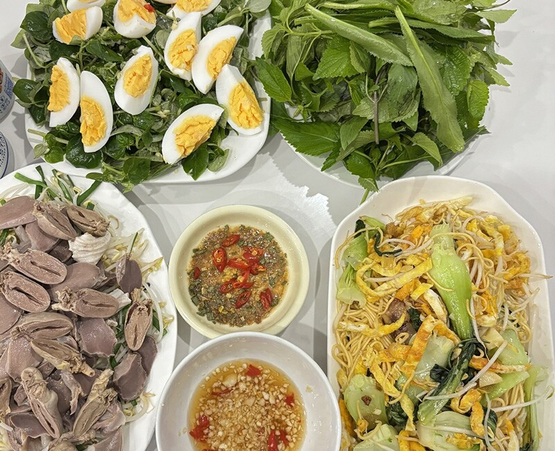 Mâm cơm này gồm các món: Tim luộc, miến xào, salad (Ảnh: Phượng Nguyễn)