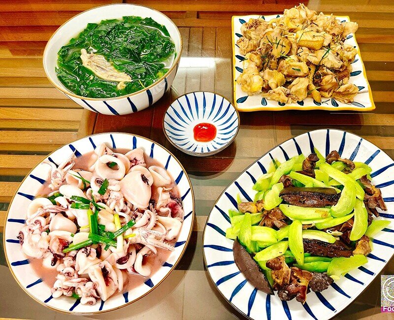 Một mâm cơm hấp dẫn nhờ sự kết hợp hài hòa giữa mực xào giòn ngọt, lòng mề xào su su lạ miệng, gà rang gừng thơm cay đưa cơm, thêm bát canh rau ngót nấu nước luộc gà ngọt mát, khiến bữa ăn vừa đủ đầy vừa ấm cúng. (Ảnh: Thu Hằng)