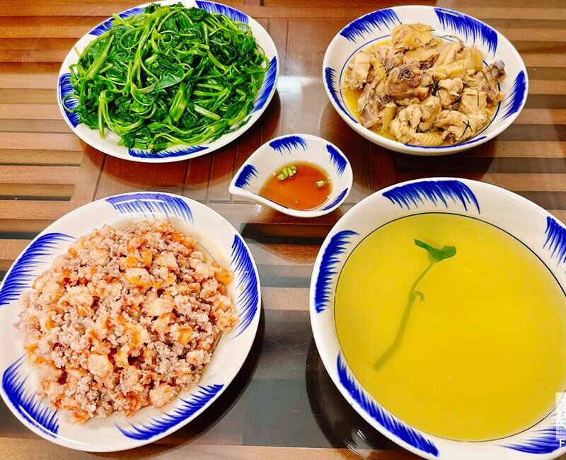 Mâm cơm này tuy đơn giản nhưng lại có sức hút riêng với thịt băm rang đậm đà, gà rang vàng ruộm thơm lừng và đĩa rau muống luộc xanh mát. Sự kết hợp hài hòa ấy đủ để mang lại cảm giác ngon miệng, gọn nhẹ mà vẫn trọn vị.
(Ảnh: Thu Hằng)