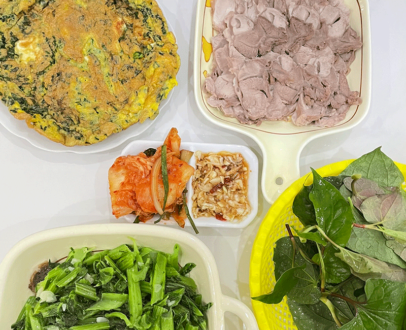 Thit luộc, rau cải xào, trứng chiên  (Ảnh: Phượng Nguyễn)