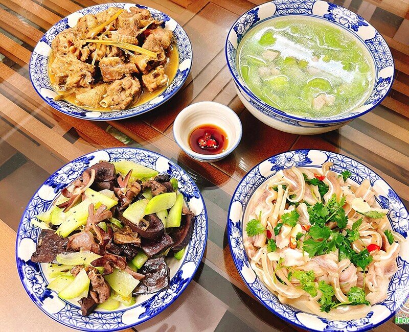 Một mâm cơm phong phú với đủ hương vị: tai lợn bóp chua ngọt giòn giòn, canh mướp thanh mát, thịt gà rang thơm đậm, thêm lòng mề xào su su giòn ngọt. Tất cả hòa quyện mang đến bữa ăn cân bằng, vừa giản dị vừa đầy hấp dẫn.
(Ảnh: Thu Hằng)