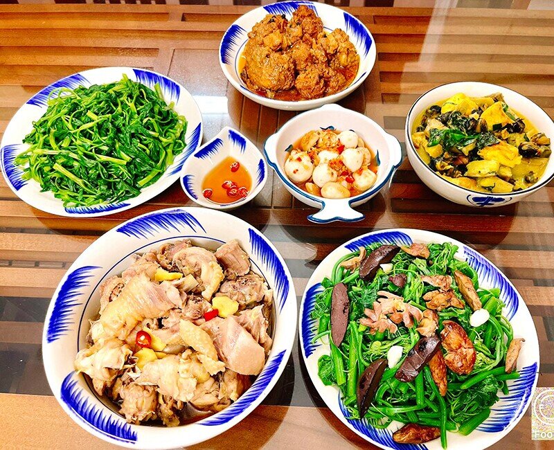 Một mâm cơm dồi dào hương vị với thịt gà rang vàng ruộm, ngọn su su xào lòng mề giòn bùi, đĩa rau muống luộc xanh mát chấm cùng cà mắm dân dã. Đặc biệt, nồi ốc nấu chuối đậu béo ngậy làm bữa cơm thêm phần lôi cuốn.
(Ảnh: Thu Hằng)