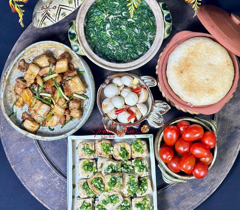 Mâm cơm này gồm các món: - Đậu tẩm hành - Ba chỉ rang cháy cạnh - Rau dền nấu canh tôm - Cơm thố - Cà chua bi tráng miệng (Ảnh: Anh Thư)