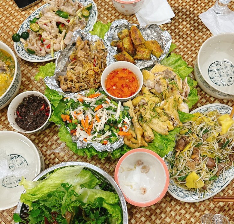 Mẹt gà 7 món: Chân gà ngâm xả tắc - Gà luộc - Gà xào lăn - Tim gà xào giá đỗ dứa - Nộm gà - Nem gà - Canh xương gà hầm dứa.