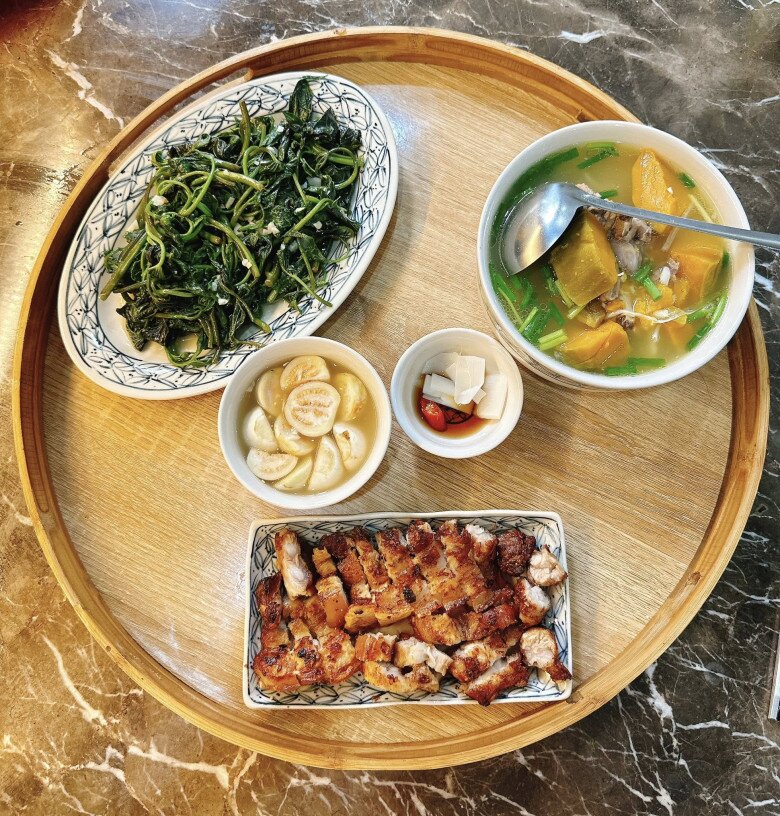 Bữa ăn này gồm: Rau lang xào tỏi - Thịt ba chỉ nướng - Canh bí đỏ hầm xương.