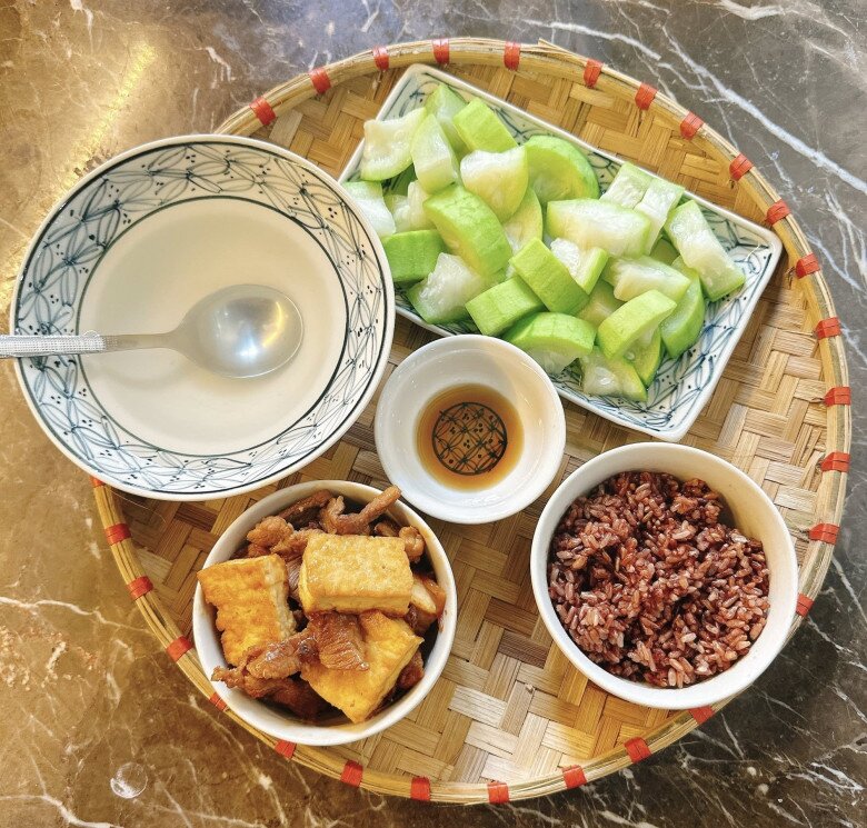Bữa ăn này gồm: Thịt rang đậu - Cơm gạo lứt - Bí đao luộc.