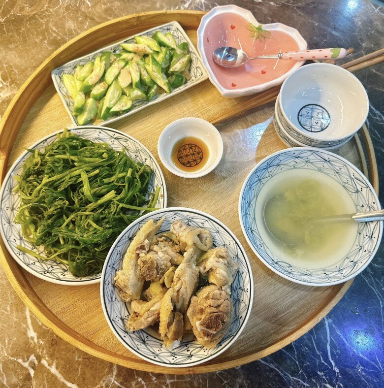 Bữa ăn này gồm: Nộm dưa chuột - Gà rang gừng - Rau muống luộc.