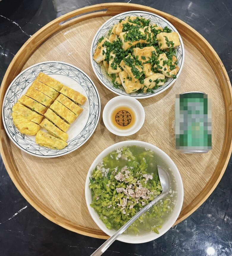 Bữa ăn này gồm: Đậu tẩm hành - Trứng cuộn - Hoa thiên lý thịt băm.