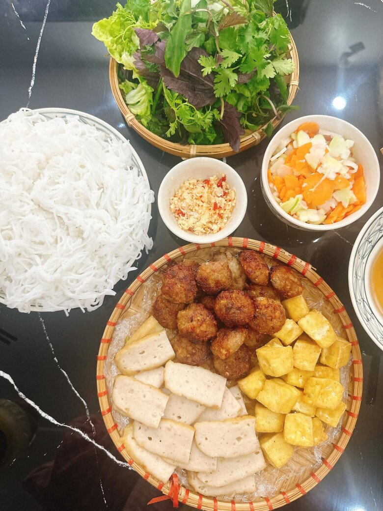 Bữa ăn này gồm: Bún chả.