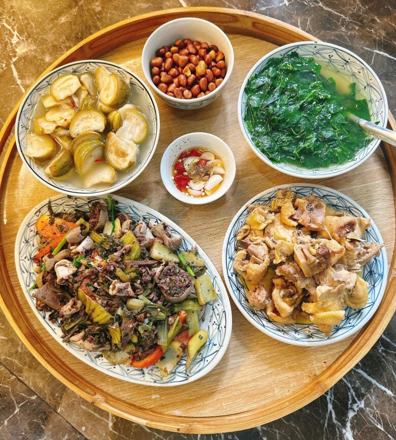 Bữa ăn này gồm: Lạc rang muối - Lòng dồi xào dưa chua - Cà muối - Gà rang gừng - Canh rau ngót.