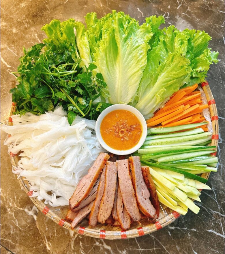 Bữa ăn này gồm: Nem nướng Nha Trang.